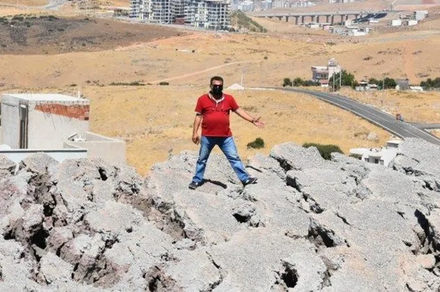 İzmir'de Harmandalı çöplüğünden sızan çöp suları Kösedere mevkisinde toprak kaymasına neden oldu