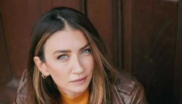 EDHO’nun Ömür’ü Ceren Benderlioğlu’ndan kırmızı taytlı spor pozu sosyal medyada gündem oldu!
