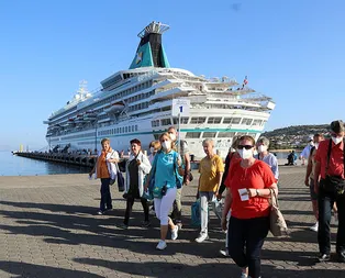 2,5 yıl aradan sonra bir ilk! Çeşme’ye demirledi