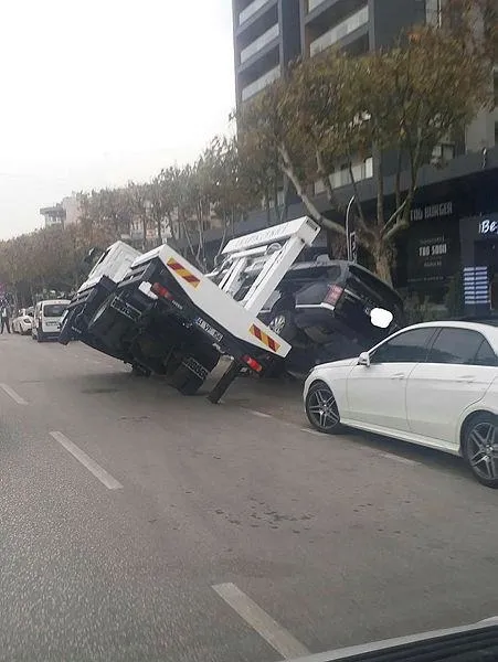 bursada-cekici-luks-araci-kaldirmaya-calisirken-yan-yatti-1574533129958.jpeg Bursa'da çekici lüks aracı kaldırmaya çalışırken yan yattı-2