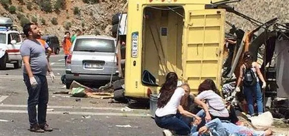 Buca'dan Anneler Günü gezisi için Marmaris'e gitmek üzere yola çıkan midibüs, Sakar Geçidi'nde devrildi. Şarampole yuvarlanan midibüste 24 kişi öldü, 10 kişi yaralandı.