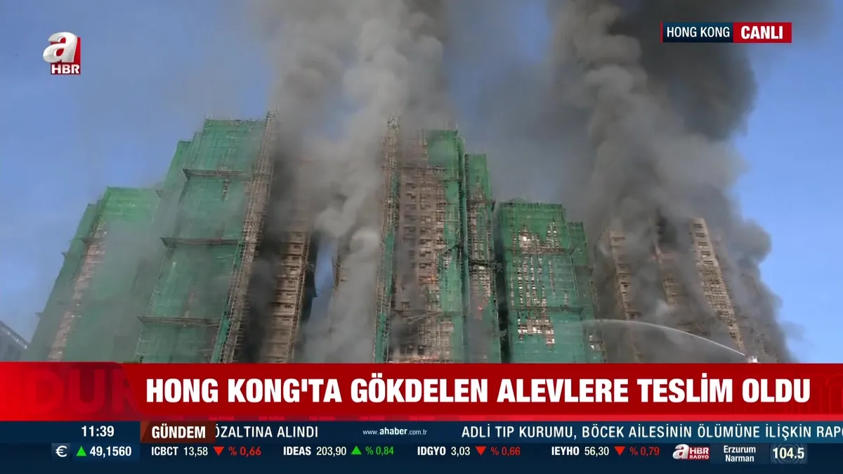 Hong Kong'ta gökdelen alevlere teslim oldu!