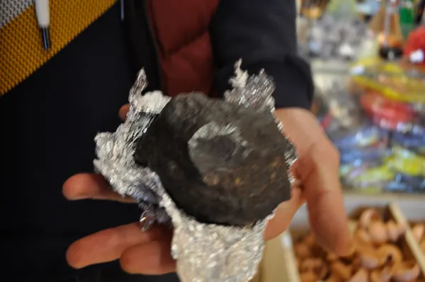 dedesinin-35-yil-once-dagda-bulup-ceviz-kirmak-icin-kullandigi-tasin-goktasi-oldugunu-iddia-etti-1607081012442.jpg Dedesinin 35 yıl önce dağda bulup ceviz kırmak için kullandığı taşın göktaşı olduğunu iddia etti-5