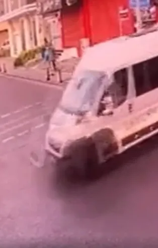 Ümraniye'de feci kaza! Servis minibüsü devrildi: 1 ölü, 5 yaralı