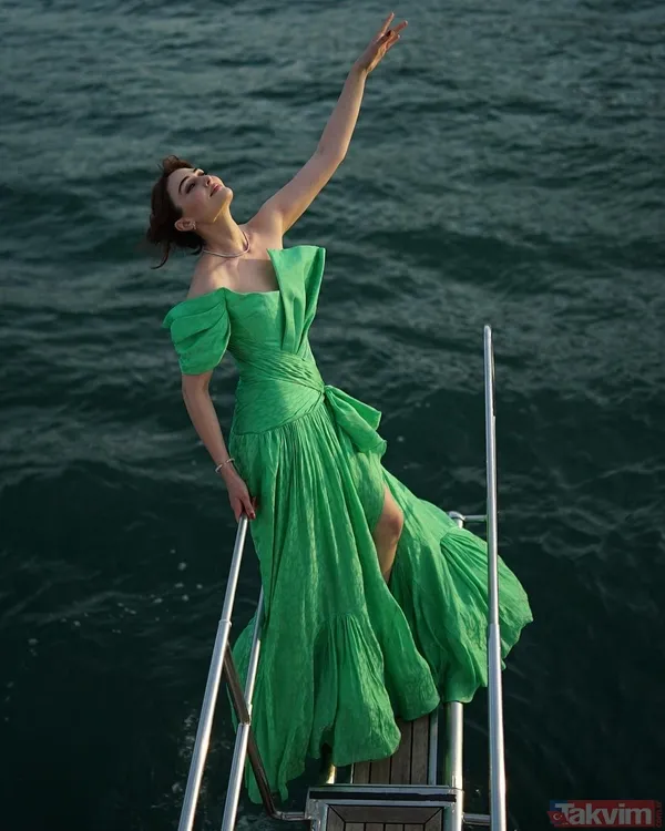 30 yaşındaki Esra Bilgiç’ten yırtmaçlı elbisesiyle kayalıkların üzerinde iddialı pozlar! Diriliş Ertuğrul ve Ramo'nun yıldızıydı... - 8