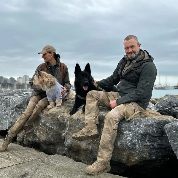 sarp-apak-esi-bengisu-apak-ile-goruntulendi-engin-ozturk-ile-cikan-haberler-hakkinda-bakin-neler-soyledi-1680472567019.jpg Sarp Apak eşi Bengisu Apak ve arkadaşı Engin Öztürk'le ilgili çıkan haberler hakkında ilk kez konuştu!-10