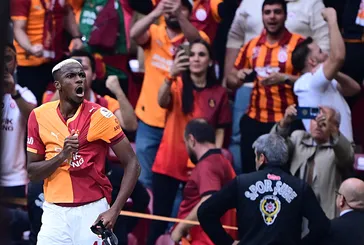 Victor Osimhen Okan Buruk'u yakaladı!