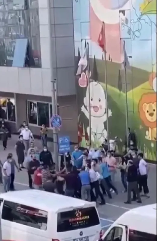 istanbulda-taksicilerin-yolcu-kavgasi-bolgemizden-musteri-alamazsin-1620110891111.jpg İstanbul'da taksicilerin yolcu kavgası: Bölgemizden müşteri alamazsın-6