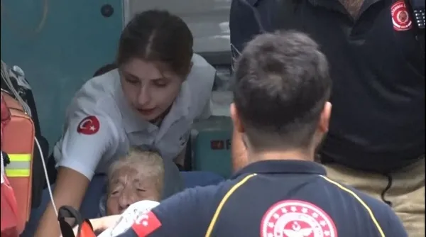 istanbulda-evde-kilitli-kalan-kadin-bez-parcalarini-baglayarak-2-kattan-asagiya-inmek-istedi-1661411323575.jpg İstanbul'da evde kilitli kalan kadın bez parçalarını bağlayarak 2. kattan aşağıya inmek istedi-6