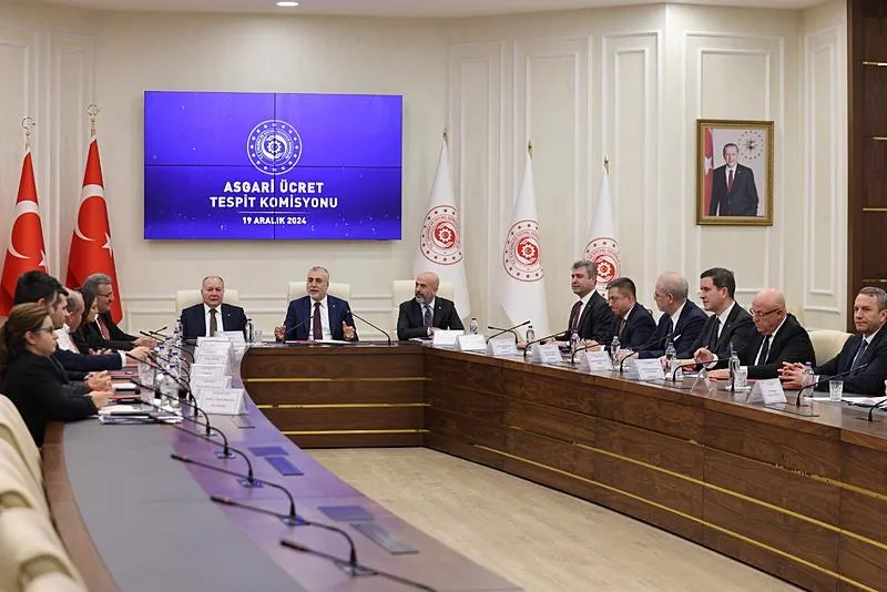 İşçi, işveren ve hükümet temsilcilerinden oluşan Asgari Ücret Tespit Komisyonu'nun, 2025'te geçerli olacak asgari ücreti belirleme çalışmaları kapsamındaki üçüncü toplantısı yapıldı. (AA)