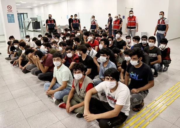 icisleri-bakanligi-ulkesine-gonderilen-afganistan-uyruklu-kacak-gocmen-sayisini-acikladi-1654675186305.jpeg İçişleri Bakanlığı ülkesine gönderilen Afganistan uyruklu kaçak göçmen sayısını açıkladı!-1