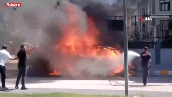 Van'da yangın paniği: Minibüs kül oldu