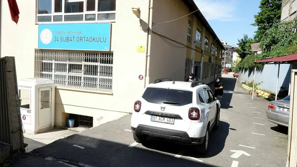 trabzonda-okul-bahcesinde-defalarca-bicaklanan-kadin-yasamini-yitirdi-1623077196000.jpg Trabzon’da okul bahçesinde defalarca bıçaklanan kadın yaşamını yitirdi-1