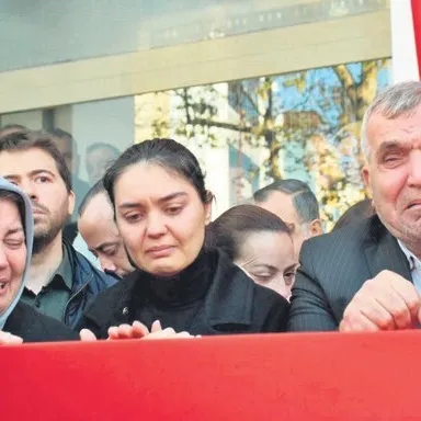 Şehzadeler Belediyesi önünde anma töreni düzenlendi.