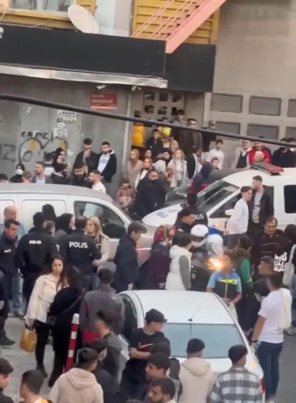 esenlerde-14-yasindaki-cocugun-cig-koftecide-istismar-edildigi-iddiasi-ortaligi-karistirdi-cam-cerceve-indi-1666526030362.jpg Esenler'de 14 yaşındaki çocuğun çiğ köftecide istismar edildiği iddiası ortalığı karıştırdı! Cam çerçeve indi-2