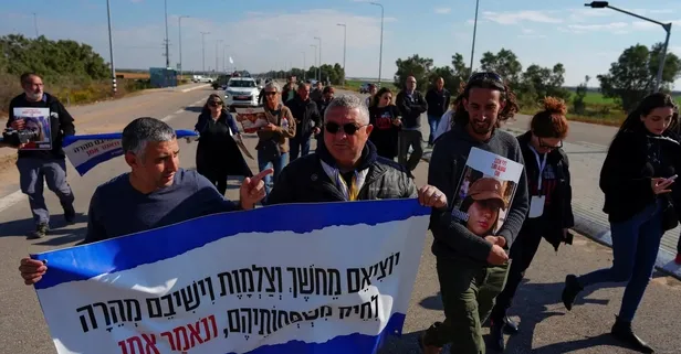 İsrailli esir aileleri Gazze’ye giren yardım konvoylarını engelledi! Kerem Şalom’da siyonist baskı