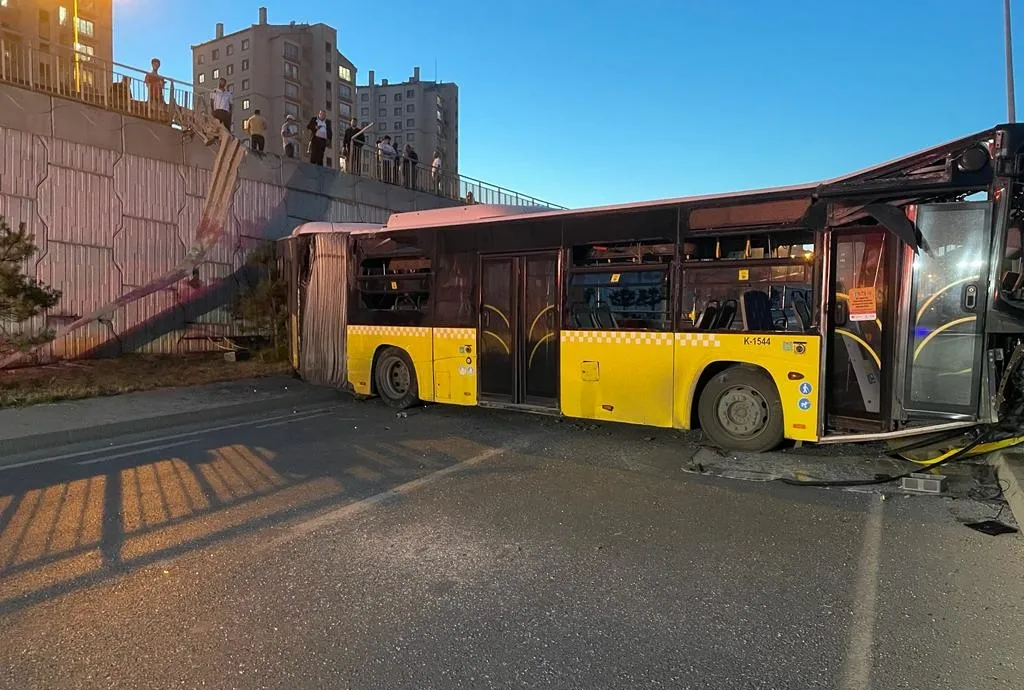 İETT otobüsü bağlantı yoluna düştü