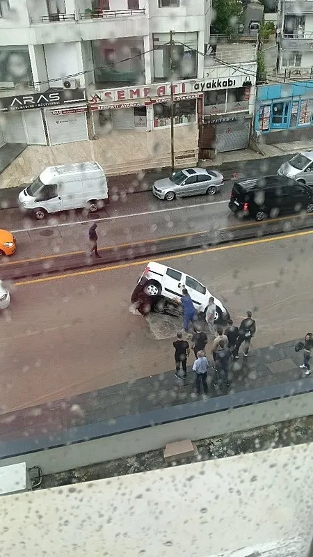 İstanbul ve Ankara'da sağanak etkisi: Sokaklar göle döndü! Başkentte araç çukura düştü-5