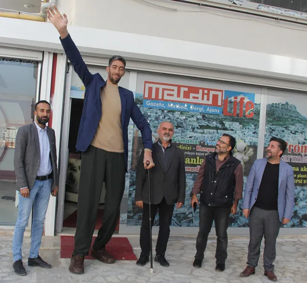 dunyanin-en-uzun-erkegi-sultan-koseden-dunyanin-en-uzun-kadini-rumeysa-gelgiye-cagri-gel-turkiyeyi-birlikte-ta-1644821486928.jpg Dünyanın en uzun erkeği Sultan Köse'den dünyanın en uzun kadını Rumeysa Gelgi'ye çağrı: Gel Türkiye'yi birlikte tanıtalım-4