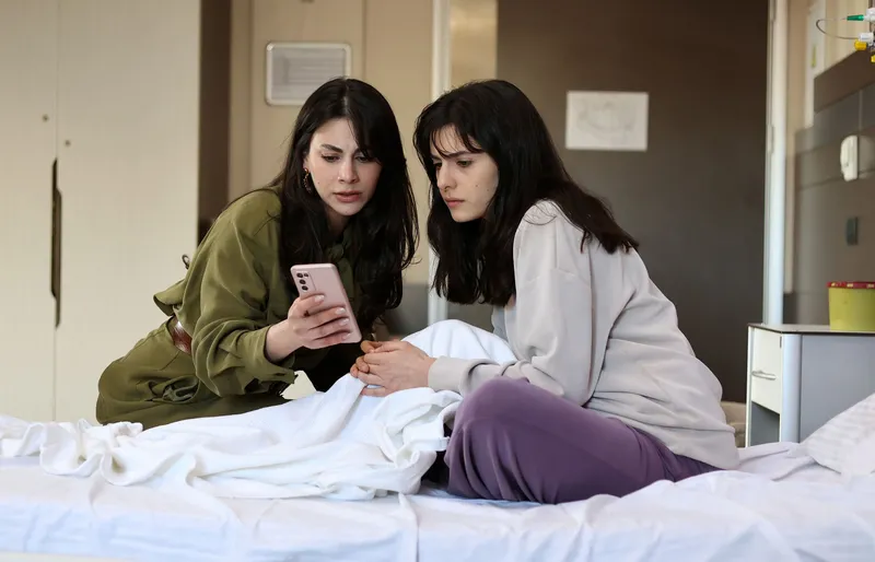 domino-tasi-her-seyi-ortaya-cikariyor-gecmisteki-sirlar-gun-yuzune-cikiyor-1771841573579.jpg Domino taşı her şeyi ortaya çıkarıyor: Geçmişteki sırlar dengeleri değiştiriyor-3