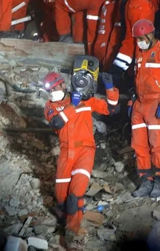 İzmir'deki depremin ardından kritik uyarı! Ana artçı sarsıntı olmadı; hasarlı binalara kesinlikle girmeyin!