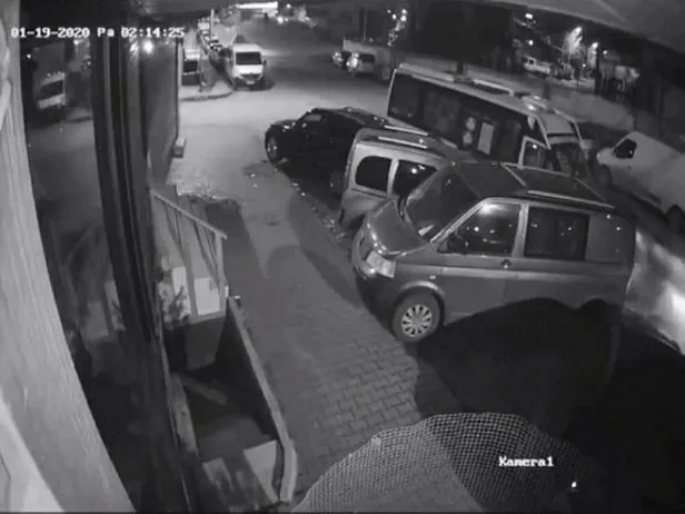 Son dakika: İstanbul Sultangazi'de uyuyakalan minibüs sürücüsü park halindeki araçlara çarptı-1
