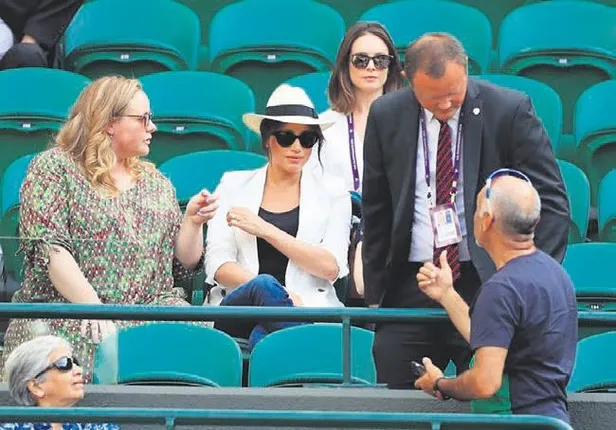 Meghan Markle'a Wimbledon Tenis Turnuvası'nda selfie şoku! "Düşes de kim oluyor"-1