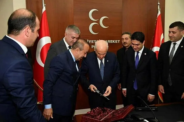 MHP lideri Devlet Bahçeli'ye 149 yıllık tabanca hediye edildi