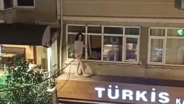 fatihte-restoran-tabelasinin-ustune-cikan-kadin-evdeki-esyalari-sokaga-firlatti-1646394048861.jpg Fatih'te restoran tabelasının üstüne çıkan kadın evdeki eşyaları sokağa fırlattı-3