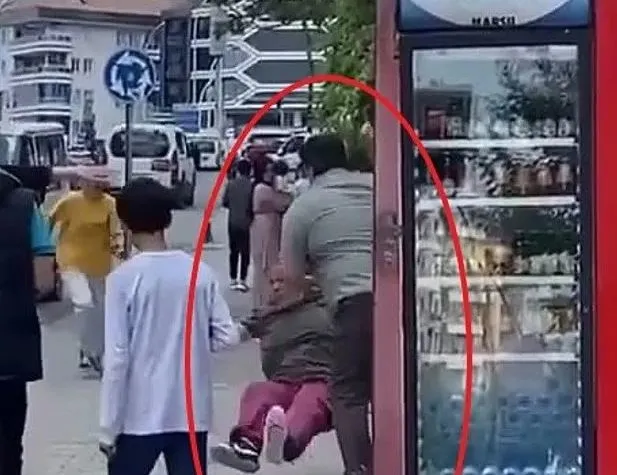 Kız çocuğuna sokak ortasında dehşeti yaşattı: 'Burada bekleme' deyip tekme tokat dövdü!-5