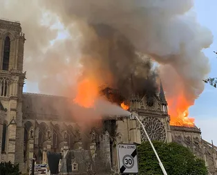 Son dakika... Paristeki dünyaca ünlü Notre Dame Katedralinde yangın! Notre Dame Katedrali küle döndü