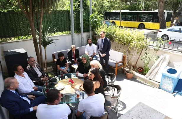 baskan-erdogan-vatandaslarin-cay-davetini-kabul-etti-1655469130995.jpeg Başkan Erdoğan vatandaşların çay davetini kabul etti-2