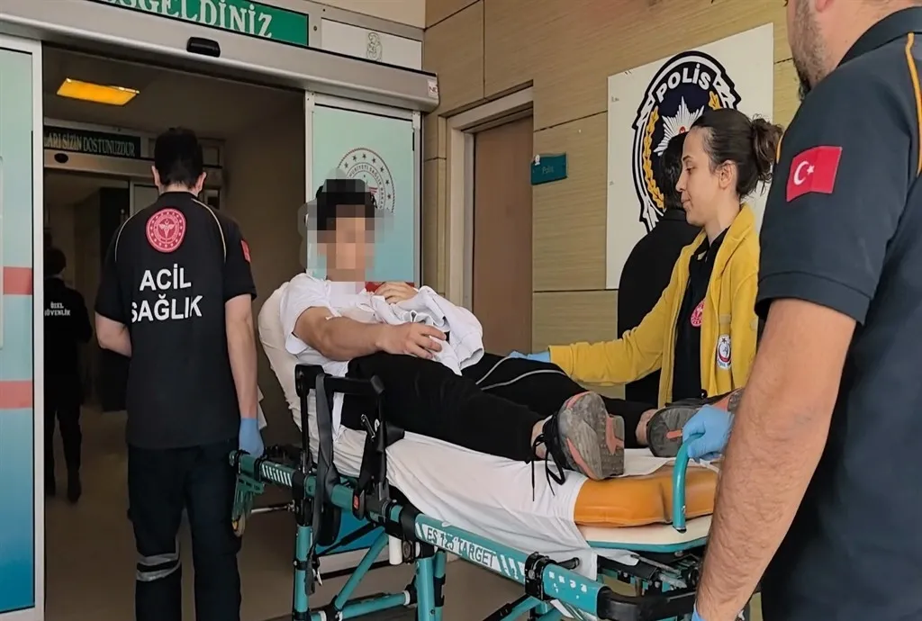 Arkadaşıyla şakalaşırken bıçaklandı!