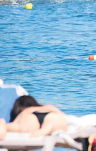 Bergüzar Korel soğuk denizde buz kesti!