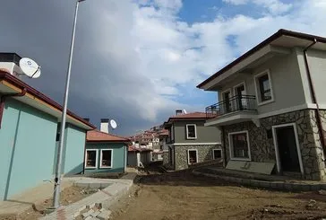Depremzedelere göl manzaralı villa konforunda köy evi
