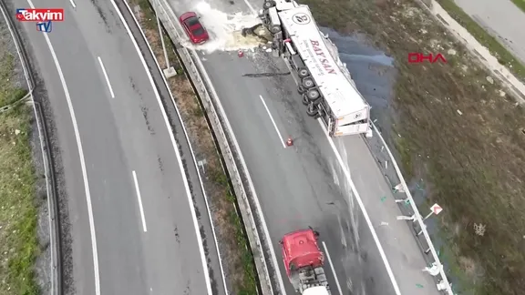 Arnavutköy’de virajı alamayan TIR devrildi; şoför ağır yaralandı