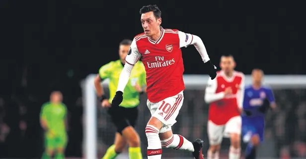 Mesut Özil Arsenal’de kalacak