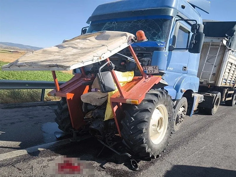 Gaziantep'te feci kaza | TIR traktörü ikiye böldü: 2 yaralı (DHA)