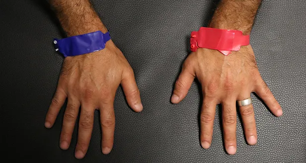 koronavirus-vakalarini-yuzde-50-azaltan-uygulama-bir-ilcede-hayta-gecirildi-hasta-ve-temaslilara-bileklik-1605170607972.jpg Koronavirüs tedbirlerinde yeni yöntem! 1 haftada vaka sayısını yüzde 50 azalttı...-5