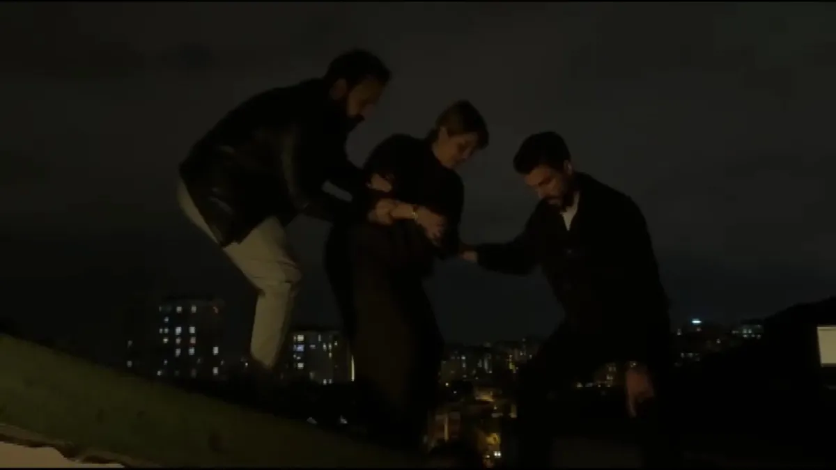 1793190793926.jpg Ataşehir'de 11 ayrı dosyadan aranan ve kendisini öğretmen olarak tanıtan firari kadın dubleks evin çatısında yakalandı-3