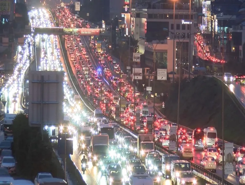 d-100-karayolu-kilitlendi-istanbulda-trafik-cilesi-bitmiyor-yogunluk-89a-ulasti-1735061054540.jpeg