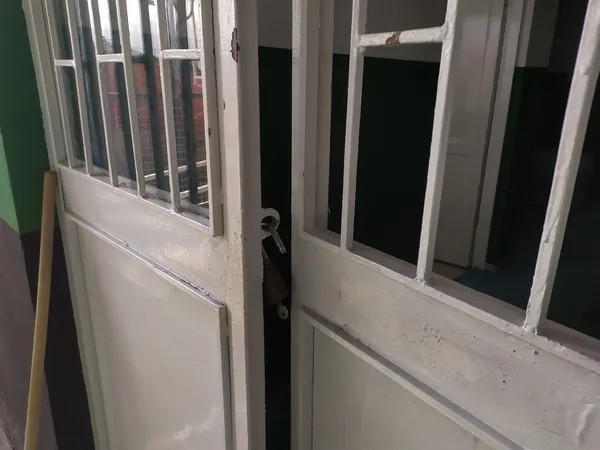 denizlispora-hirsizlar-dadandi-futbolcularin-kramponlarini-calan-hirsizlar-cay-demleyip-capayla-cimlere-zarar-verdi-1612970625527.jpg Denizlispor'a hırsızlar dadandı! Futbolcuların kramponlarını çalan hırsızlar, çay demleyip çapayla çimlere zarar verdi-2