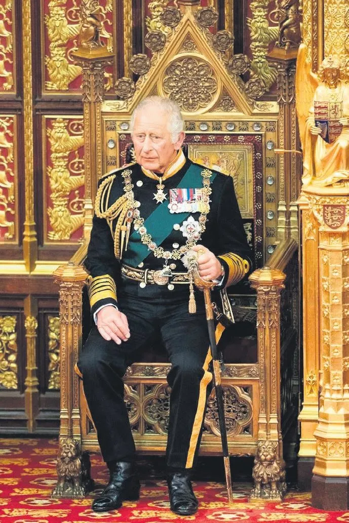 berdan-mardini-kral-charlesa-parfum-gonderdi-mardini-saray-gul-gibi-kokacak-1700777489699.jpeg Berdan Mardini, yine yaptı yapacağını! Kral Charles'a parfüm gönderdi: “Saray gül gibi kokacak”-3