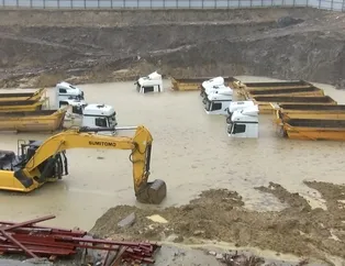 Bağcılar'da şantiye alanını su bastı! 11 kamyon 4 iş makinesi suya gömüldü