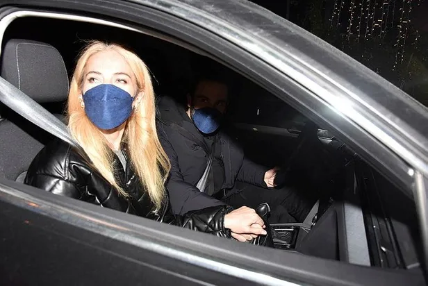 sevgilisi-nazim-akmandil-ile-evlenecegini-soyleyen-burcu-esmersoyun-fotografi-sosyal-medyayi-ikiye-boldu-yuzug-1652643179236.jpeg Nazım Akmandil ile evleneceğini söyleyen Burcu Esmersoy'un paylaşımı sosyal medyayı ikiye böldü! Aşkının taktığı tektaşı...-5