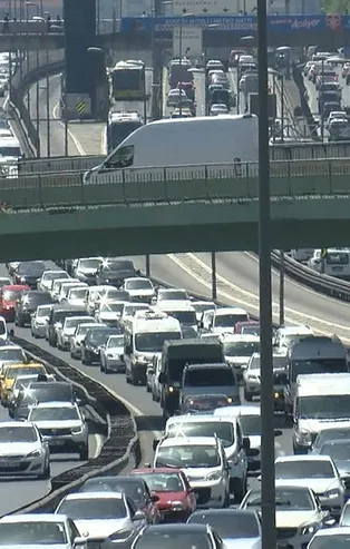 İstanbul'da trafik yoğunluğu! Ana yollar kilit! Yüzde 63'ü aştı