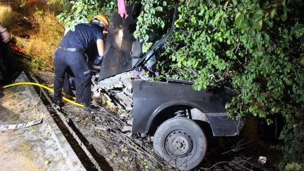 boluda-agaca-carpan-otomobil-ikiye-katlandi-1626919880714.jpg Bolu'da ağaca çarpan otomobil ikiye katlandı: Sürücüsü ağır yaralı-4