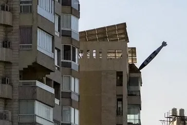 Siyonist İsrail'in sivillere attığı bombası böyle fotoğraflandı! Bina yerle bir oldu