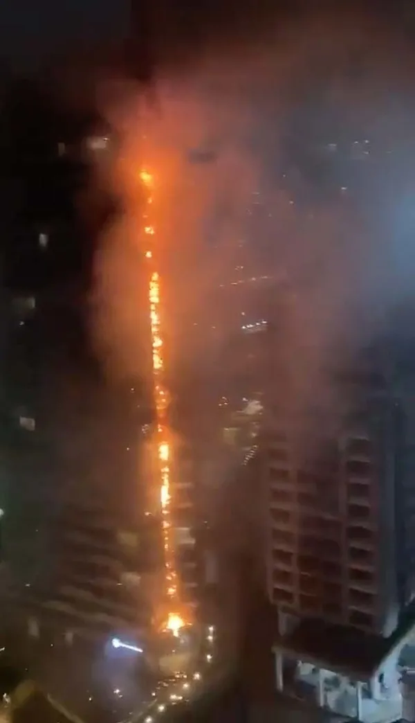 kadikoyde-24-katli-binada-yangin-luks-rezidans-alev-alev-yandi-1665865233444.jpg Kadıköy'de 24 katlı binada yangın! Lüks rezidans alev alev yandı! Yangının çıkış nedeni belli oldu-5