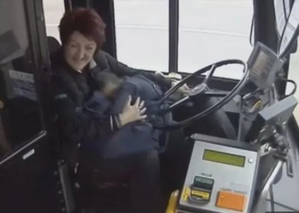 Kaybolan bebeğin imdadına kadın otobüs sürücüsü yetişti!-4